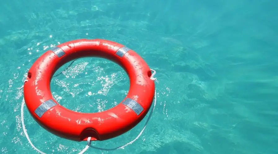 Menino de 2 anos é reanimado pelo pai após se afogar em piscina