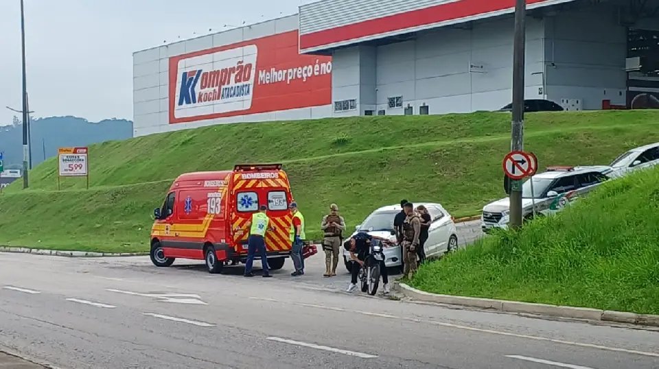 Colisão entre carro e moto deixa um ferido no Santa Rita