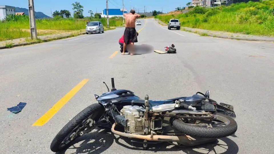 Motociclista fica ferido após colisão com carro 