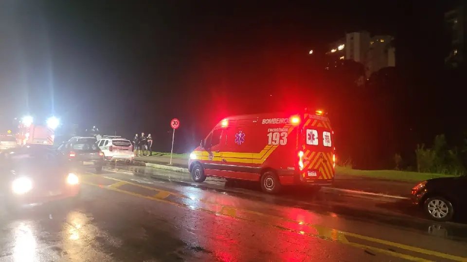 (VÍDEO) Carro cai no Rio Itajaí Mirim e motorista sai ileso