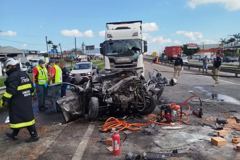 (VÍDEO) Acidente na BR-101 em Itajaí deixa três mortos e criança ferida