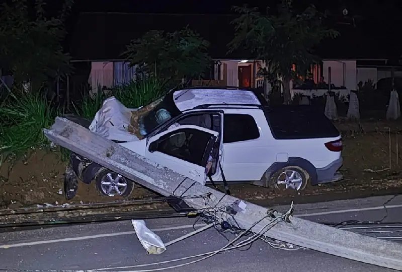 Mulher fica ferida após carro atingir poste em SC