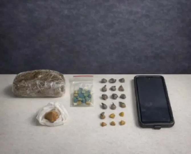 Sujeito fuma maconha na porta da kitnet, polícia flagra e faz novas apreensões