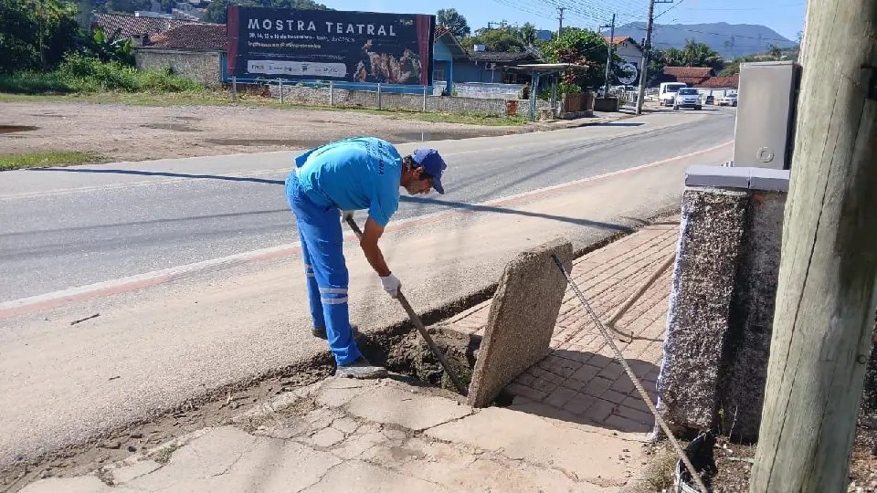 Obras intensifica limpeza de bocas de lobo após chuva torrencial