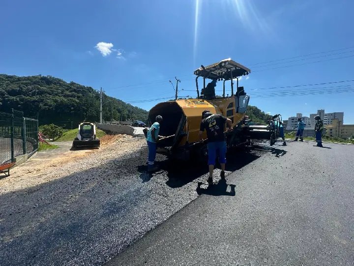 Nova via entre o IFC e o Colégio Cultura recebe 335 toneladas de asfalto no Jardim Maluche