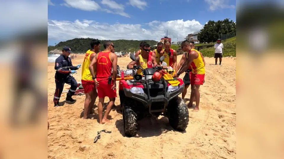 Idoso de 77 anos sofre afogamento e é reanimado duas vezes na praia
