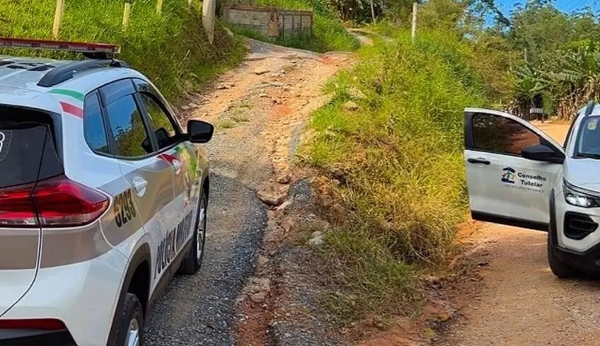 Menino de 7 anos é encontrado sozinho em casa e caso mobiliza Polícia Militar 