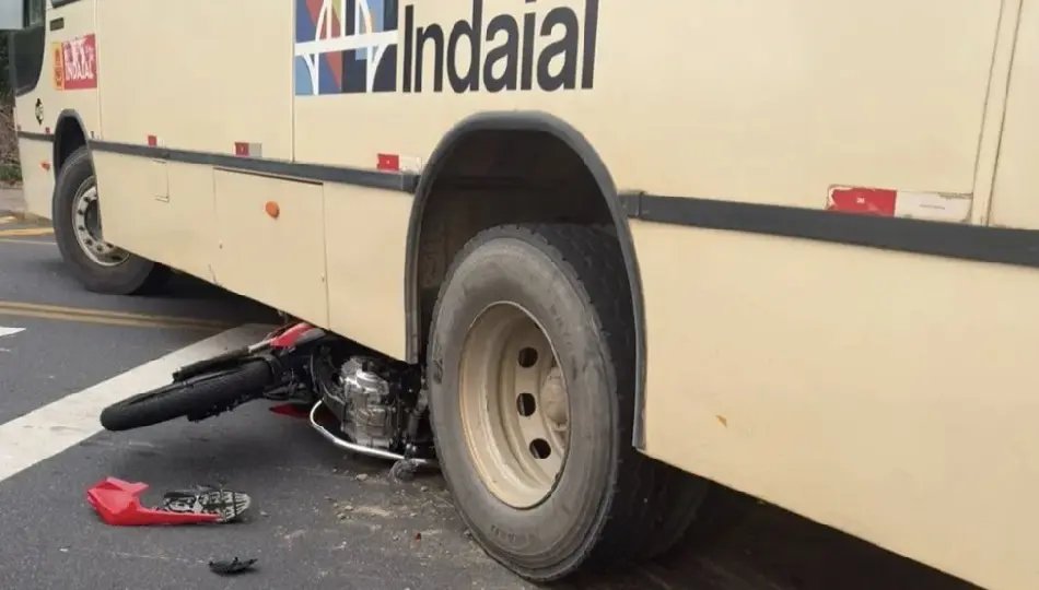 Motociclista morre após colidir contra ônibus