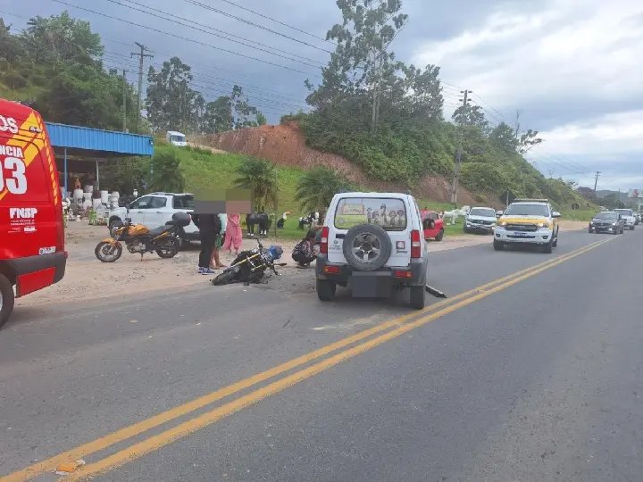 Manobra para acessar comércio provoca grave acidente