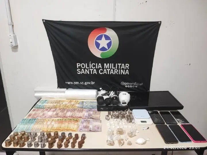 PM apreende mais de 250 gramas de drogas e prende duas mulheres