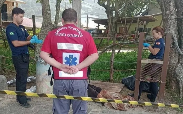 Homem é encontrado morto e mulher espancada em praia de SC
