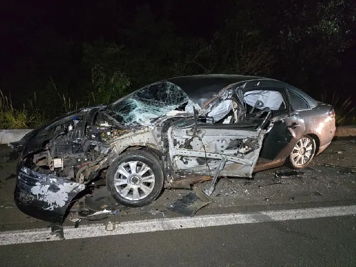 Colisão entre carro e caminhão deixa dois feridos na BR-282