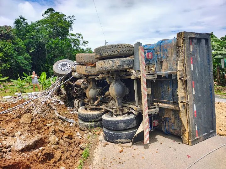 Mal súbito faz motorista perder controle e caminhão capotar antes de atingir poste