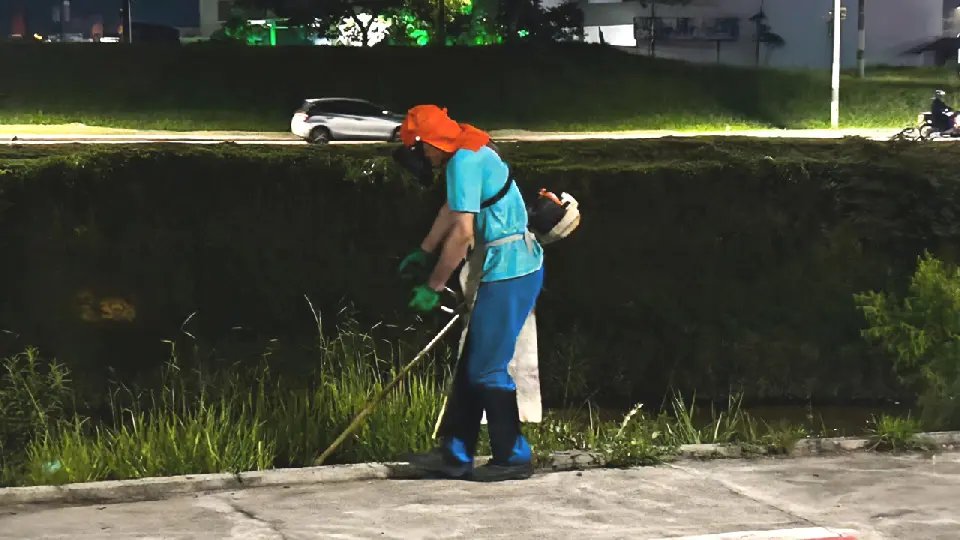 Serviços de roçada são realizados de noite na Avenida Beira Rio