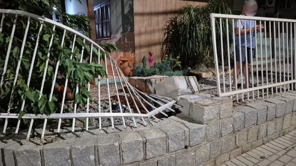 (VÍDEO) Pane faz roda do ônibus se soltar e destruir fachada da casa