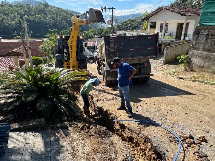 Rua no Nova Brasília recebe melhorias na rede de abastecimento