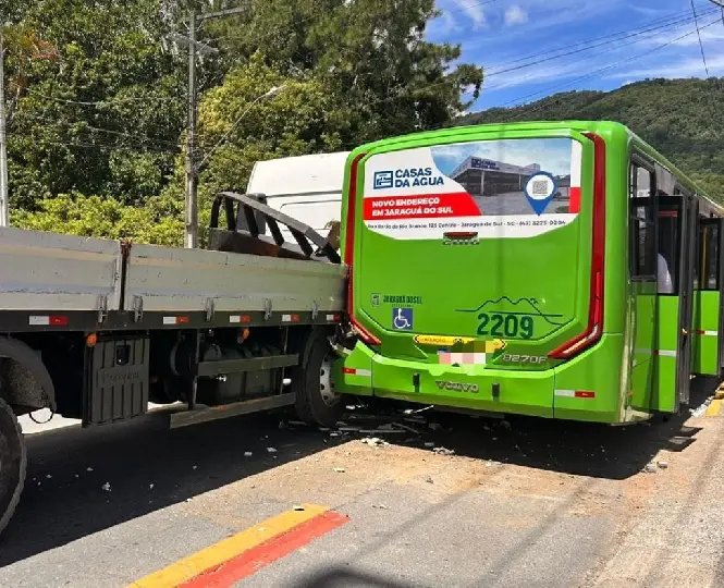 Carreta atinge ônibus e acidente termina sem feridos