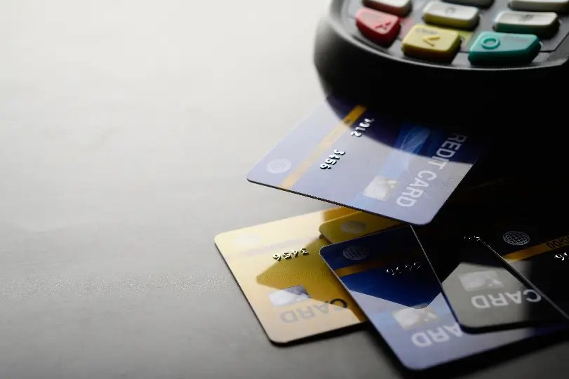 Adolescente furta e efetua compras nos cartões bancários dos clientes