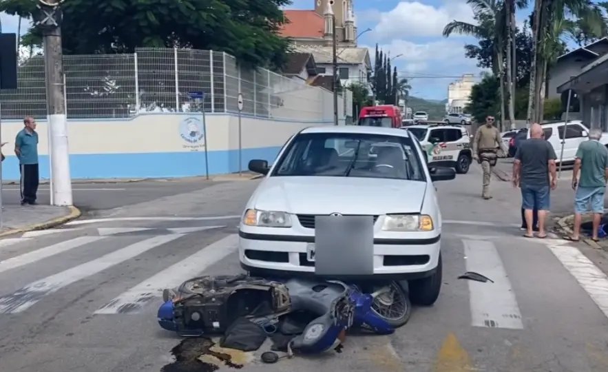 Colisão entre moto e carro deixa mulher com suspeita de fratura em São João Batista