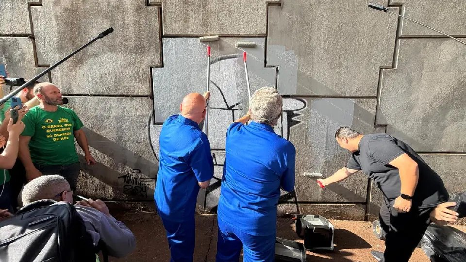 Luciano Hang e prefeito promovem ação contra pichações em viaduto